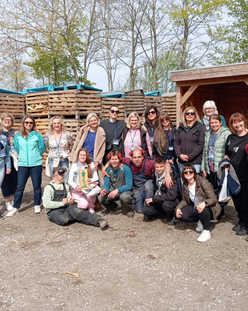 Group photo of Werfsjob program participants outdoors