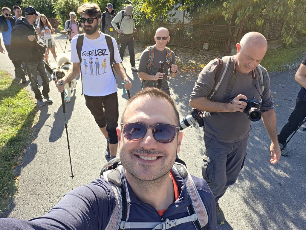 Nasmiješeni sudionici projekta „12 vrhova – Challenge Up“ hodaju zajedno tijekom završnog uspona na Hrastovačku goru.