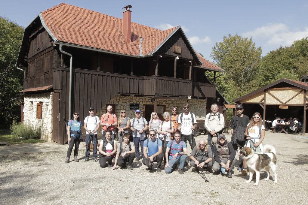 Sudionici završnog uspona, među njima i planinari HPD-a „Zrin“ Petrinja, ispred planinarskog doma „Matija Filjak“ na Hrastovačkoj gori.