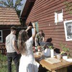 Sudionici postavljaju fotografije izložbe „Zelena arhitektura“ u dvorištu KroNLand kuće u Sisku.