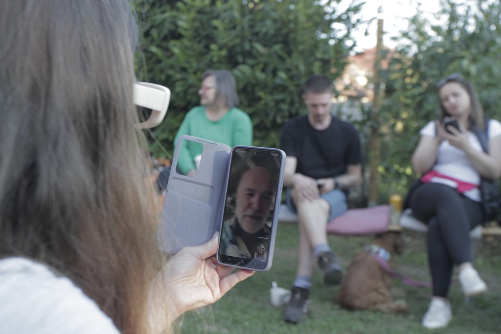 Sandra Drnić razgovara videopozivom s umjetnikom Ottographom iz Amsterdama tijekom druženja u KroNLand kući.